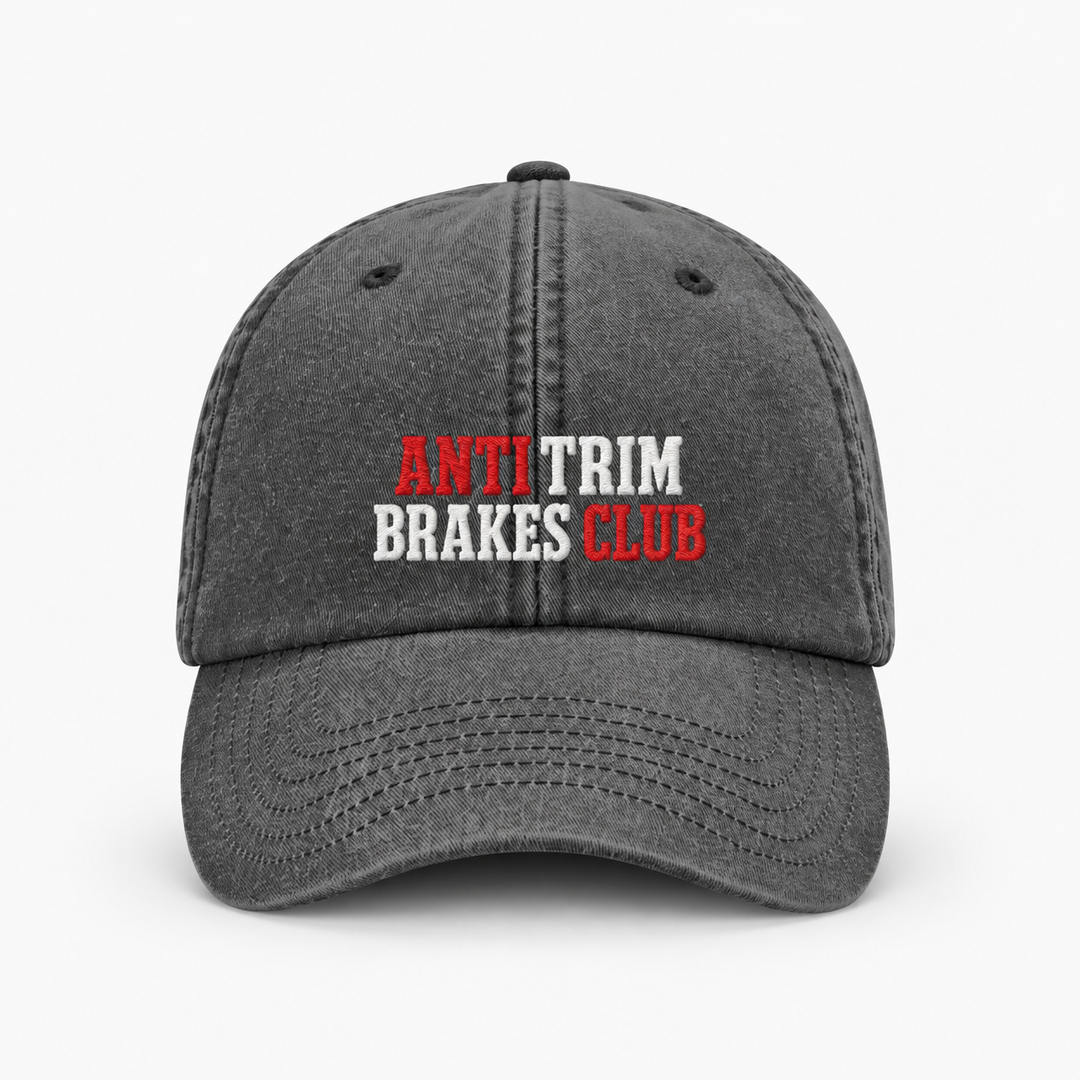 ANTI TRIM BRAKES CLUB Vintage Cap in Vintage Black mit rot-hellem Stick – Frontansicht