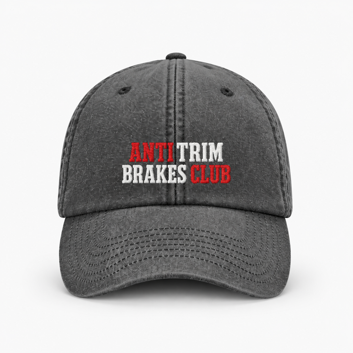ANTI TRIM BRAKES CLUB Vintage Cap in Vintage Black mit rot-hellem Stick – Frontansicht