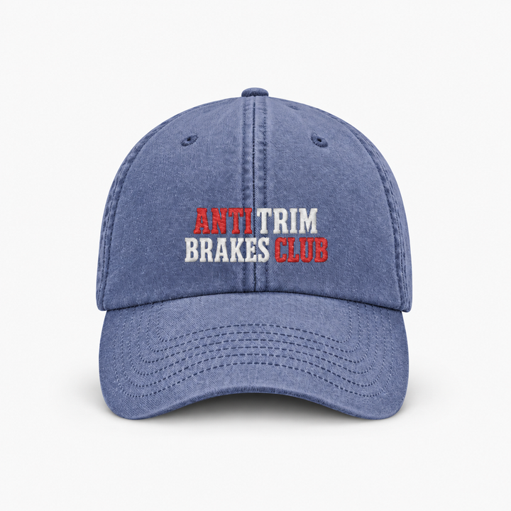 ANTI TRIM BRAKES CLUB Vintage Cap in Vintage Denim mit rot-hellem Stick – Frontansicht