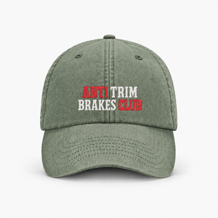 ANTI TRIM BRAKES CLUB Vintage Cap in Vintage Olive mit rot-hellem Stick – Frontansicht