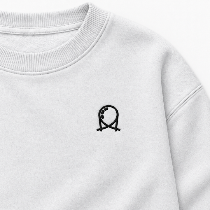 Classic Looping Stick Sweatshirt – Brustansicht mit schwarzer Looping-Stickerei