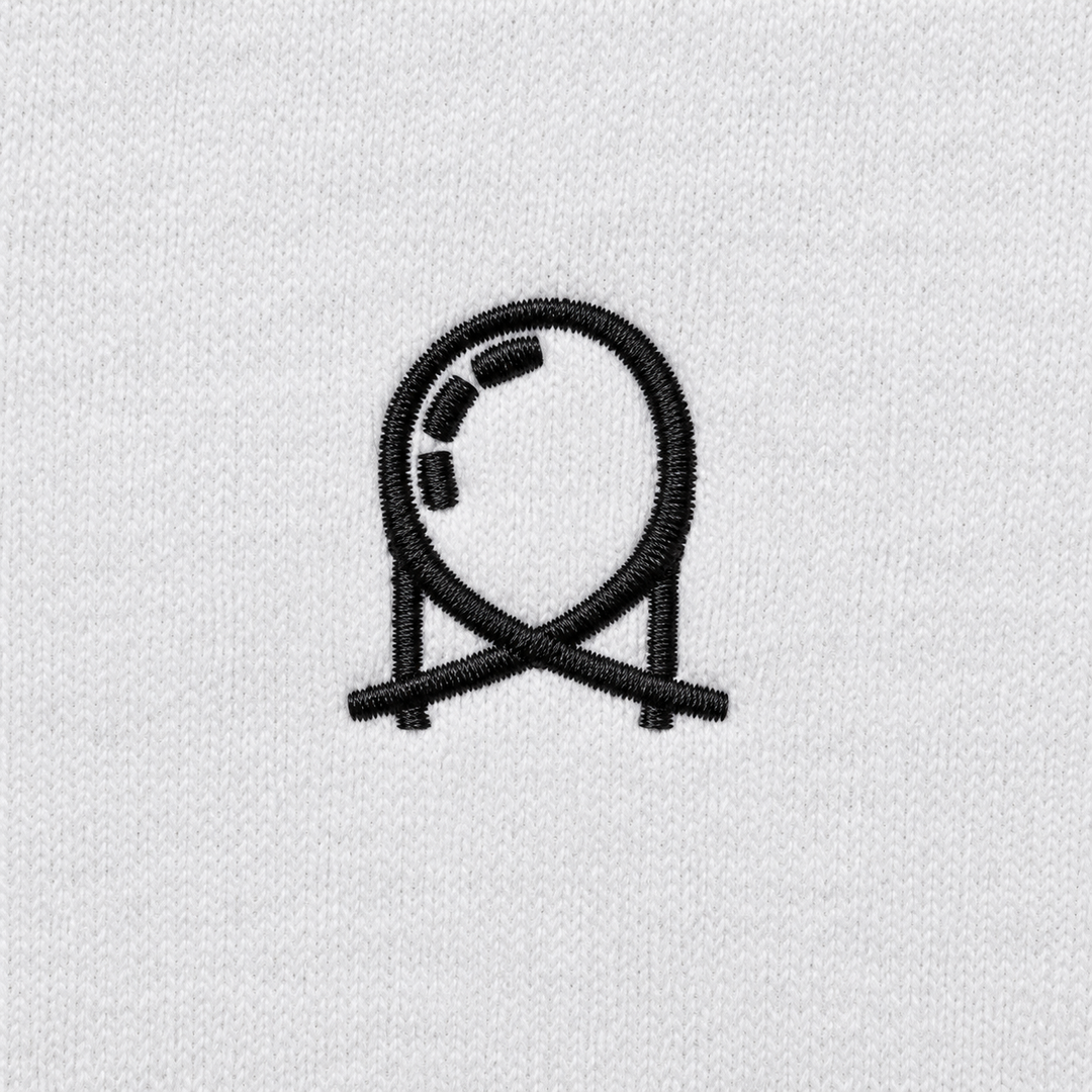 Detail der schwarzen Looping-Stickerei auf weißem Sweatshirt