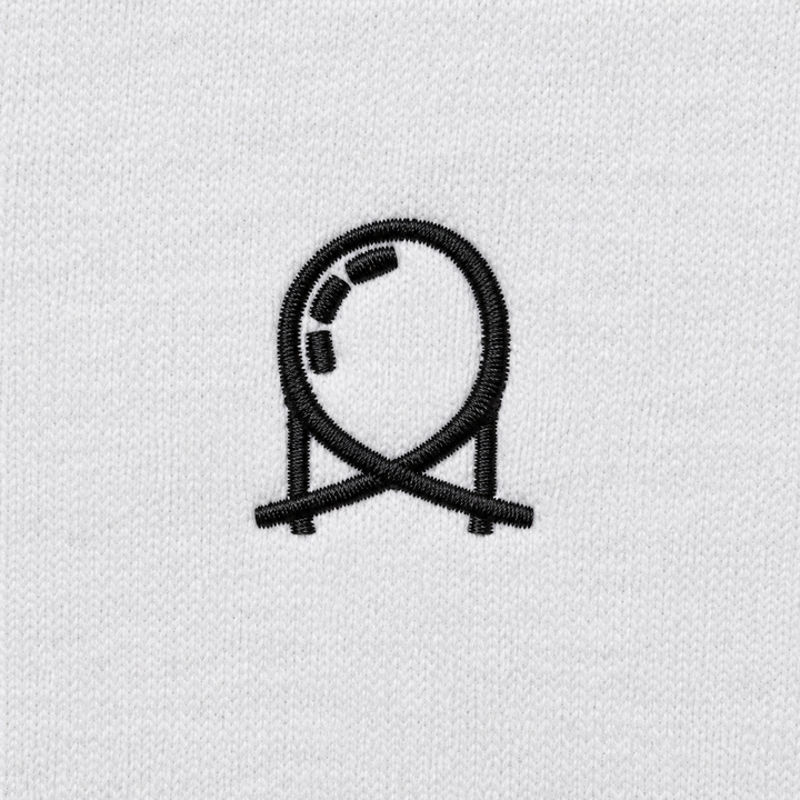 Detail der schwarzen Looping-Stickerei auf weißem Sweatshirt