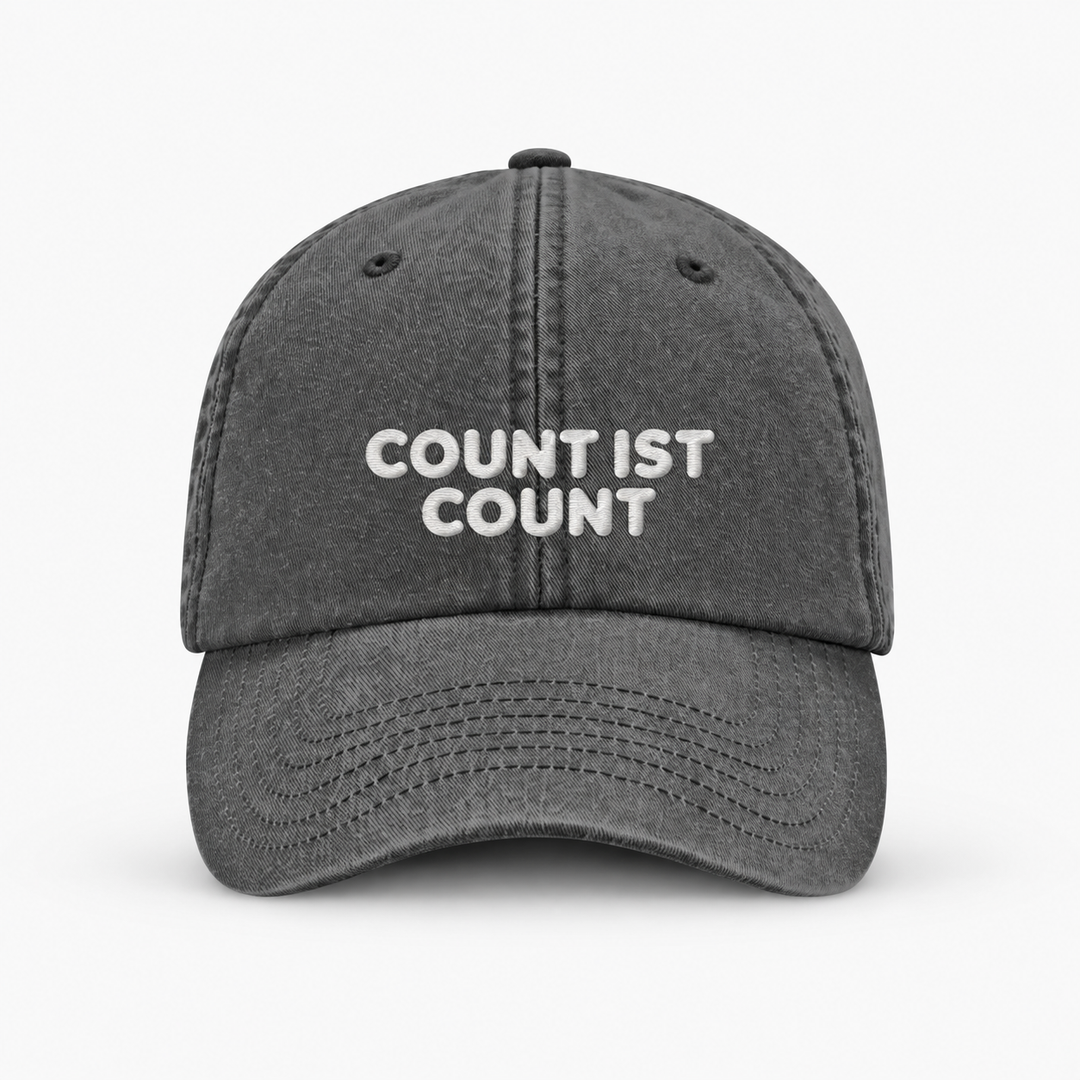 COUNT IST COUNT Vintage Cap in Vintage Black mit hellem Schriftstick – Frontansicht