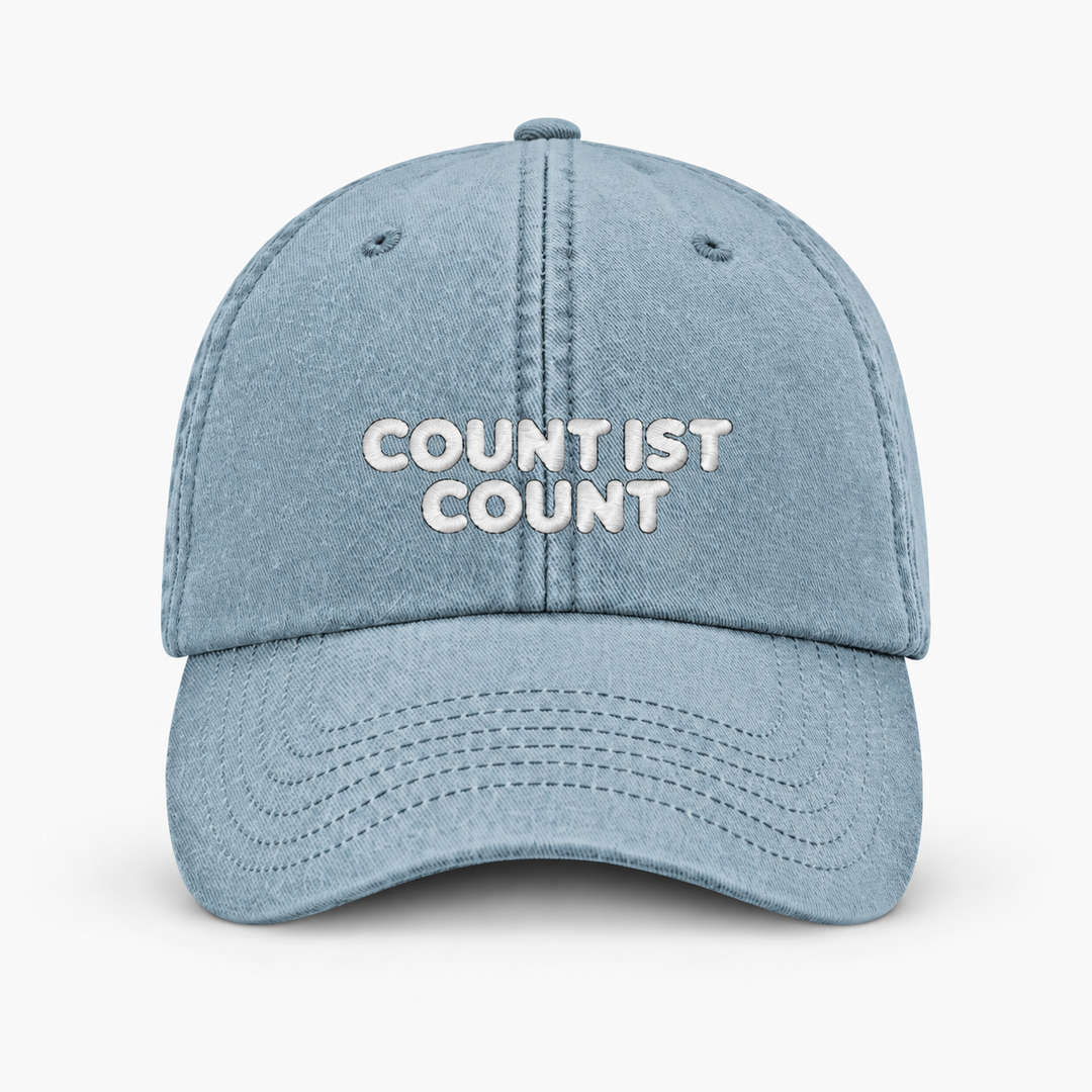 COUNT IST COUNT Vintage Cap in Vintage Light Denim mit hellem Schriftstick – Frontansicht