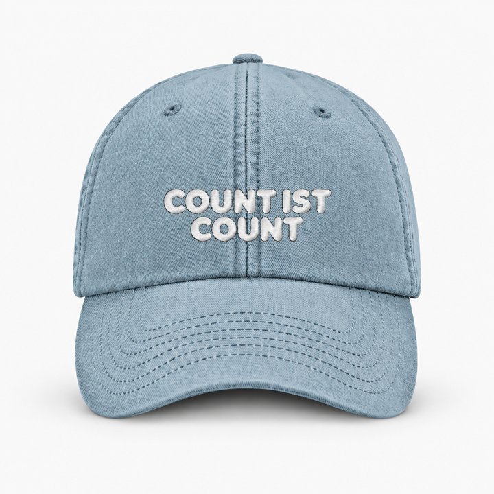 COUNT IST COUNT Vintage Cap in Vintage Light Denim mit hellem Schriftstick – Frontansicht