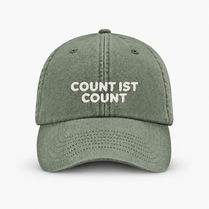 COUNT IST COUNT Vintage Cap in Vintage Olive mit hellem Schriftstick – Frontansicht