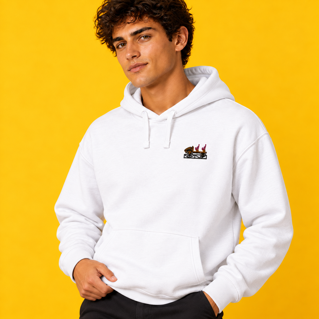 Multi Launch Coaster Brühl Frontcar Stick Hoodie – Model im weißen Hoodie vor gelbem Studiohintergrund