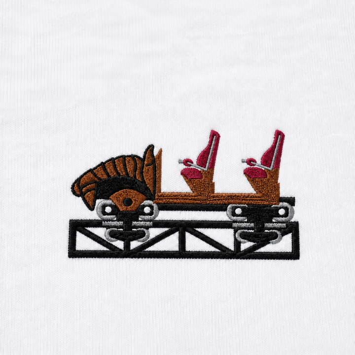Multi Launch Coaster Brühl – Stick-Close-up auf weißem Stoff (Mockup)