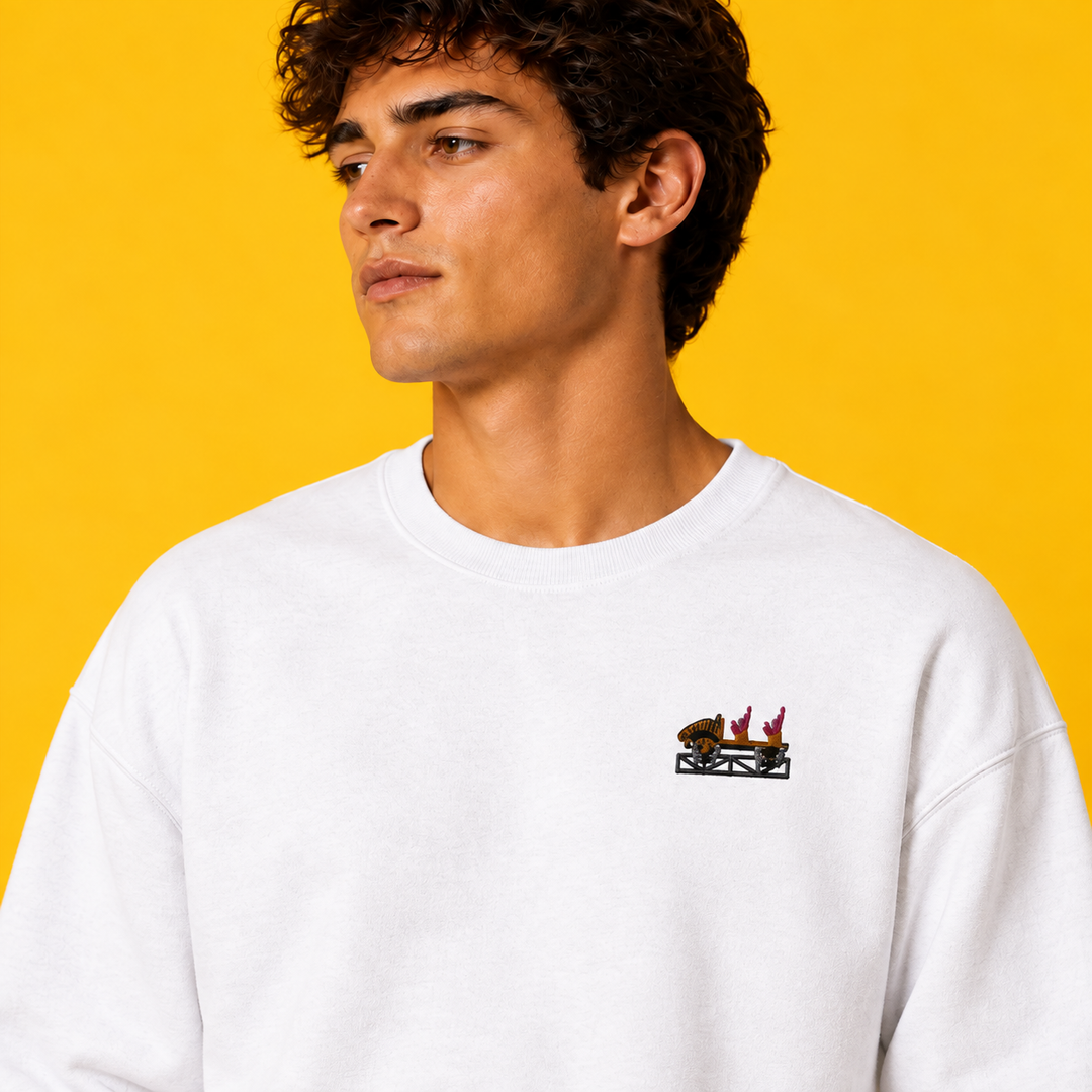 Model im weißen Brühl Frontcar Sweatshirt vor gelbem Hintergrund – Nahaufnahme