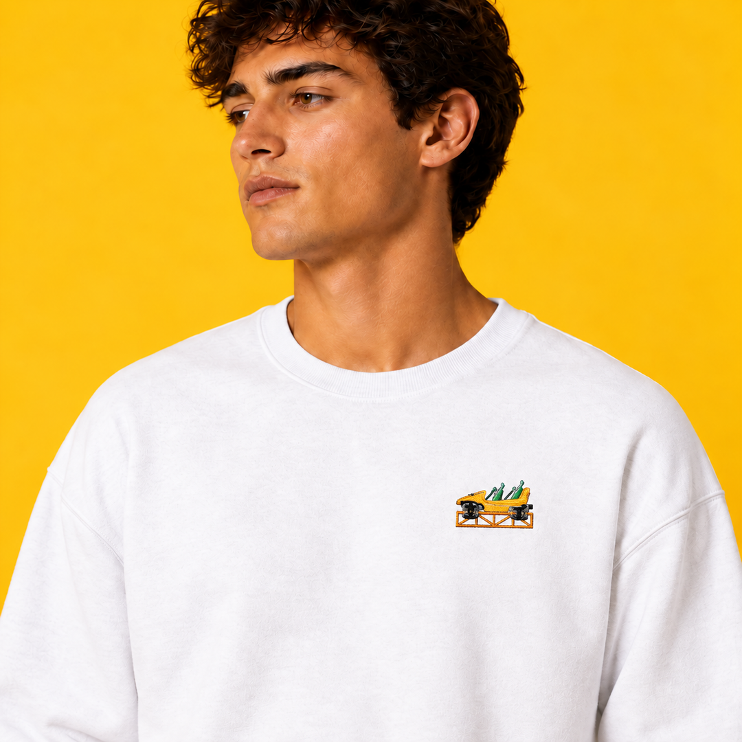 Model im weißen Mega Coaster Haßloch Frontcar Stick Sweatshirt vor gelbem Hintergrund