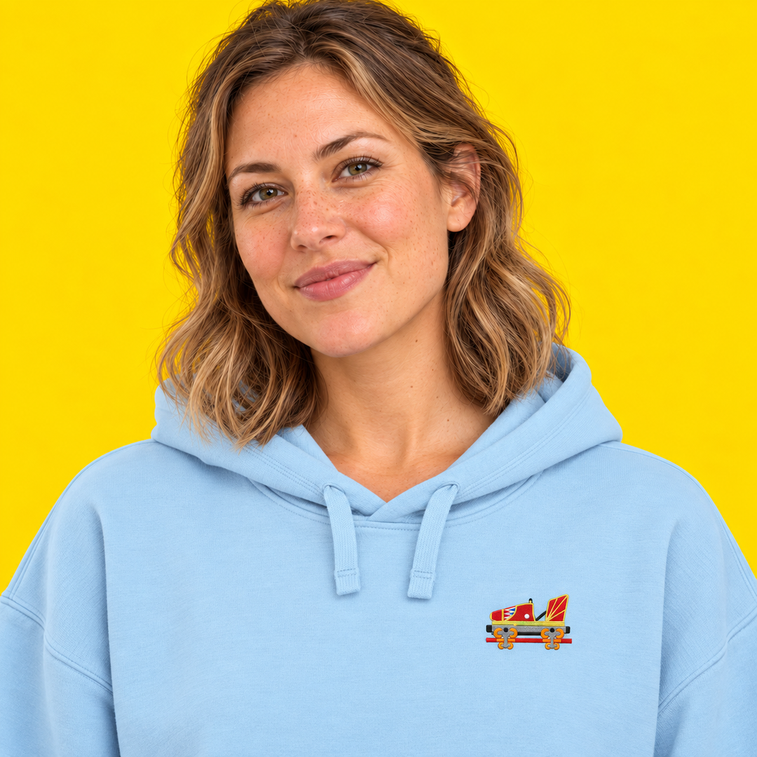 Indoor Coaster 2.0 Rust Frontcar Stick Hoodie – Weibliches Model in Hellblau
