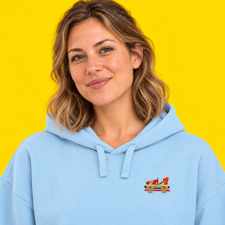Indoor Coaster 2.0 Rust Frontcar Stick Hoodie – Weibliches Model in Hellblau