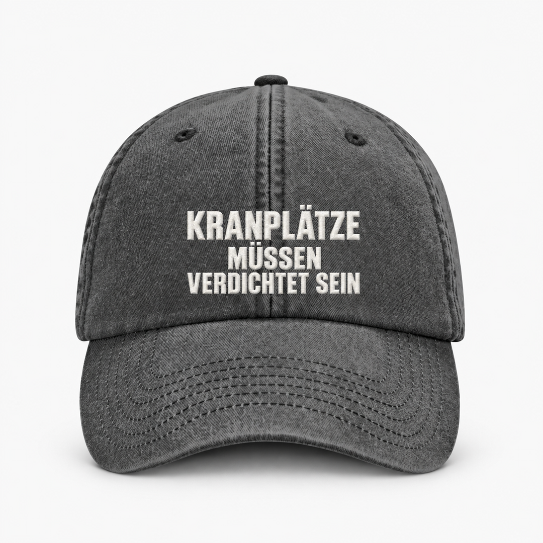 KRANPLÄTZE MÜSSEN VERDICHTET SEIN Vintage Cap in Vintage Black mit hellem Stick – Frontansicht