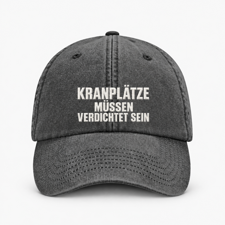 KRANPLÄTZE MÜSSEN VERDICHTET SEIN Vintage Cap in Vintage Black mit hellem Stick – Frontansicht