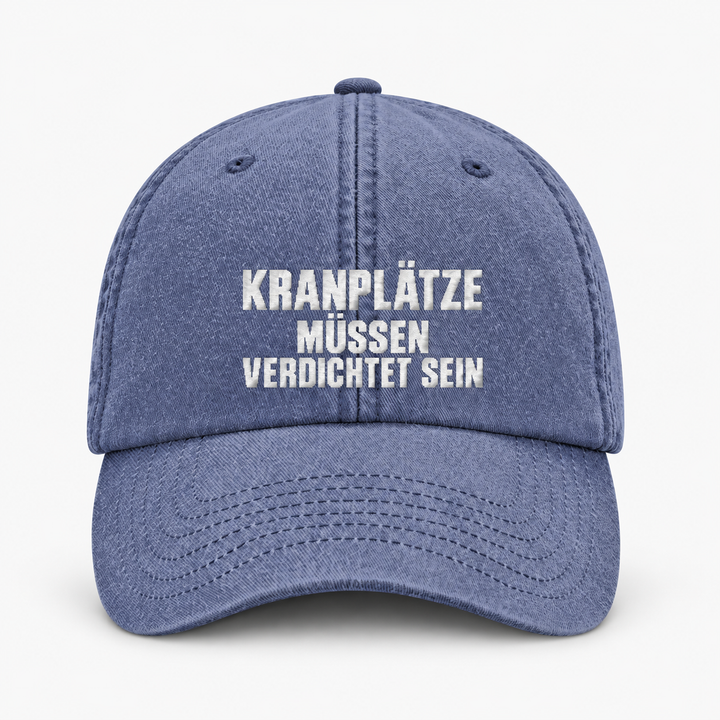 KRANPLÄTZE MÜSSEN VERDICHTET SEIN Vintage Cap in Vintage Denim mit hellem Stick – Frontansicht
