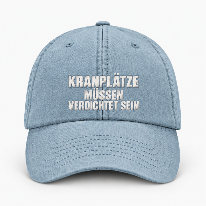 KRANPLÄTZE MÜSSEN VERDICHTET SEIN Vintage Cap in Vintage Light Denim mit hellem Stick – Frontansicht
