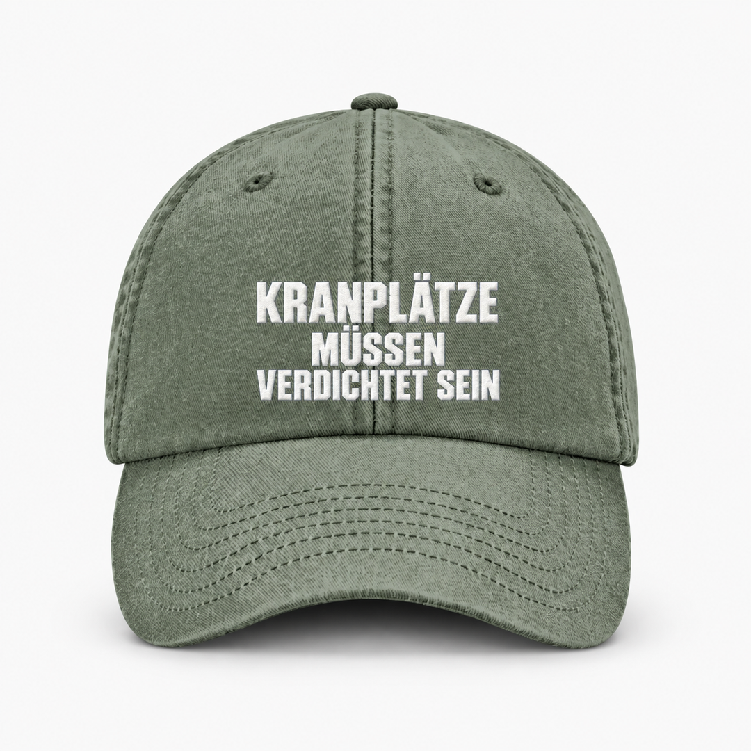 KRANPLÄTZE MÜSSEN VERDICHTET SEIN Vintage Cap in Vintage Olive mit hellem Stick – Frontansicht