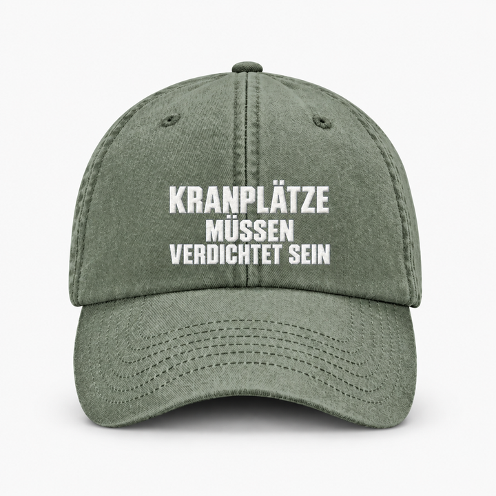 KRANPLÄTZE MÜSSEN VERDICHTET SEIN Vintage Cap in Vintage Olive mit hellem Stick – Frontansicht