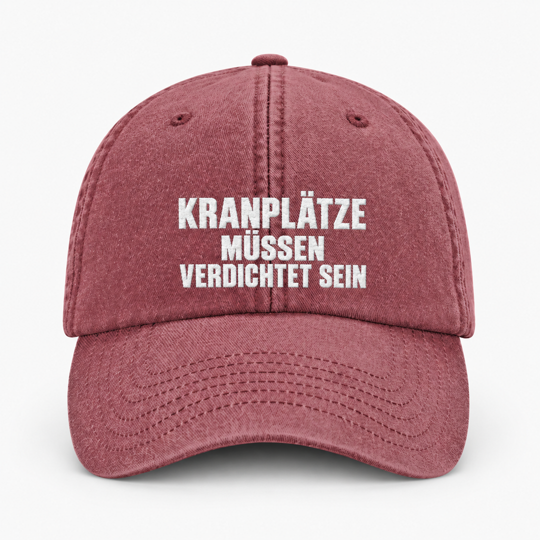 KRANPLÄTZE MÜSSEN VERDICHTET SEIN Vintage Cap in Vintage Red mit hellem Stick – Frontansicht