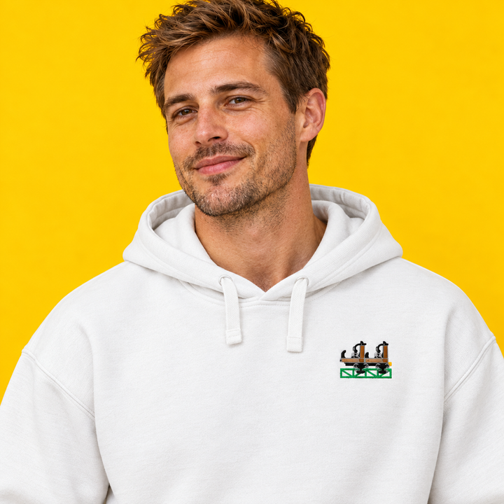 Launch Coaster Sierksdorf Frontcar Stick Hoodie – Model in Weiß