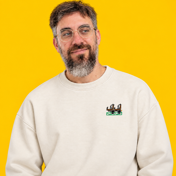 Launch Coaster Sierksdorf Frontcar Stick Sweatshirt – Model in Natur vor gelbem Hintergrund