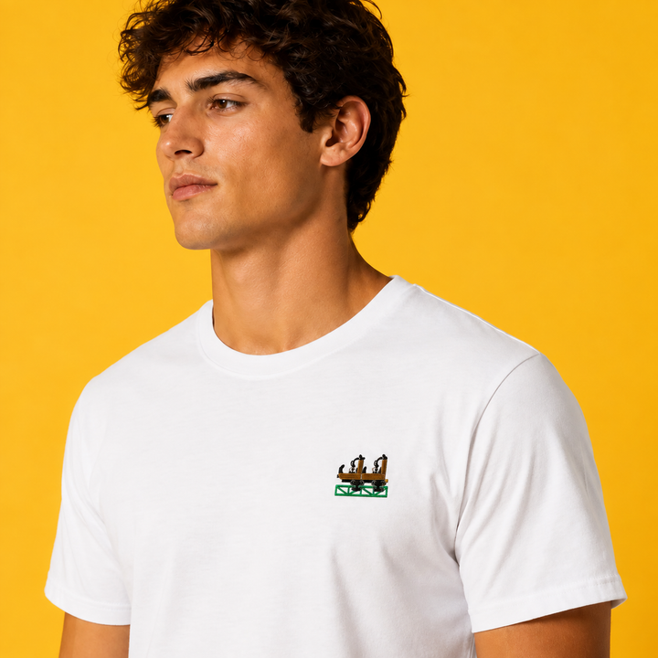 Model im weißen Launch Coaster Sierksdorf Frontcar Stick T-Shirt vor gelbem Hintergrund
