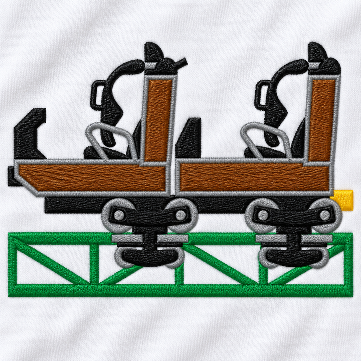 Launch Coaster Sierksdorf – Stickerei-Close-up auf weißem T-Shirt ohne Kragen, Mockup nach Originalgrafik