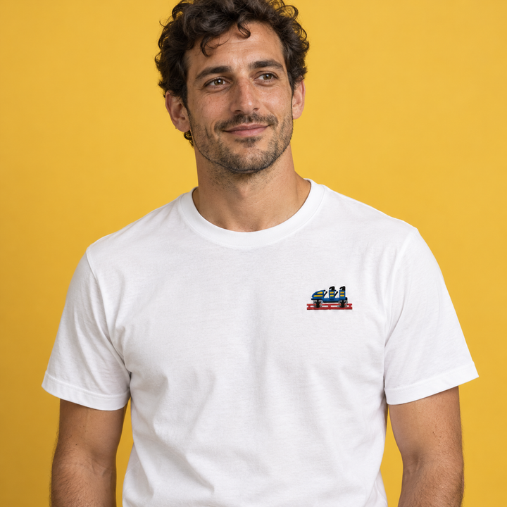 Olympia Frontcar Stick T-Shirt – Weiß – Model