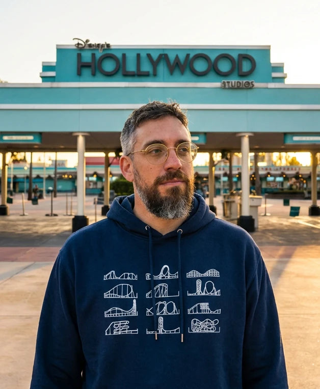 Philip Litzke, Gründer von Coasterfashion, im Achterbahn-Hoodie am Eingang von Disney’s Hollywood Studios