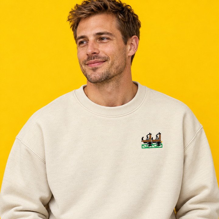 Launch Coaster Sierksdorf Frontcar Stick Sweatshirt – Model in Natur vor gelbem Studiohintergrund