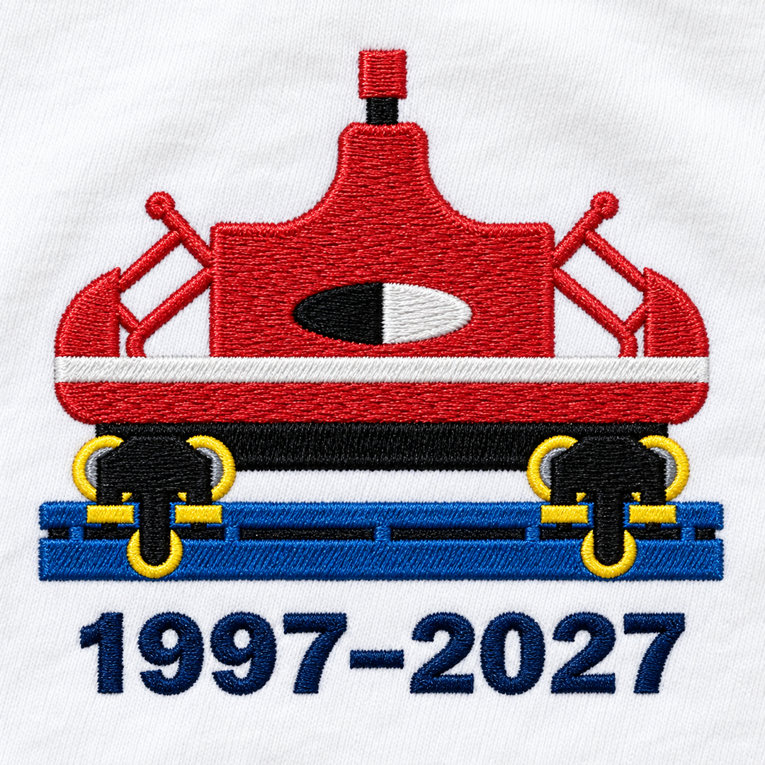 Spinning Coaster Rust – Stickerei-Mockup mit Jahreszahlen 1997–2027, Nahaufnahme ohne Kragen