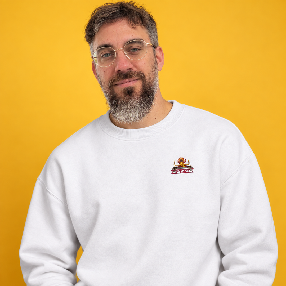 Xtreme Spinning De Panne Sweatshirt in Weiß – männliches Model mit Brille und Bart vor gelbem Hintergrund